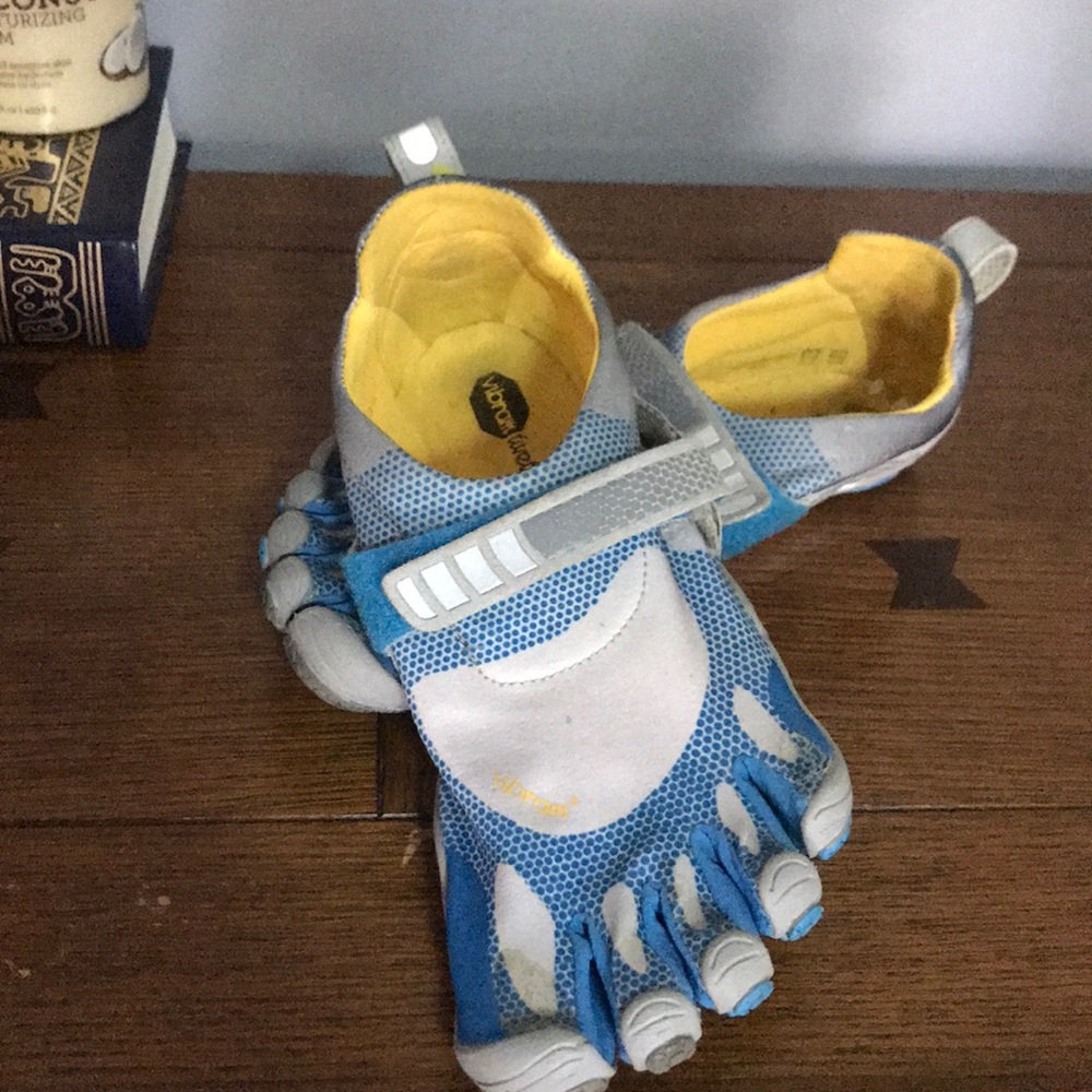 VIBRAM five finger shoes